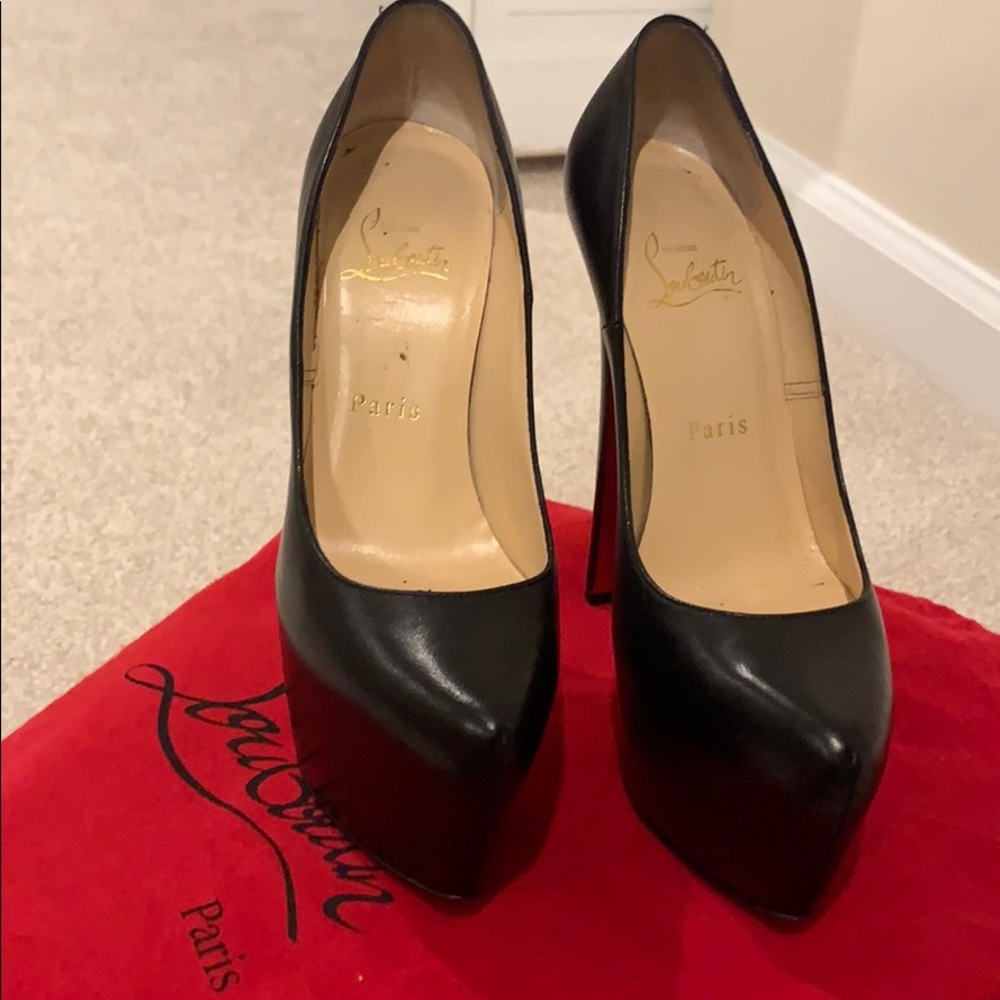 Black Daffodile Louboutins🙊